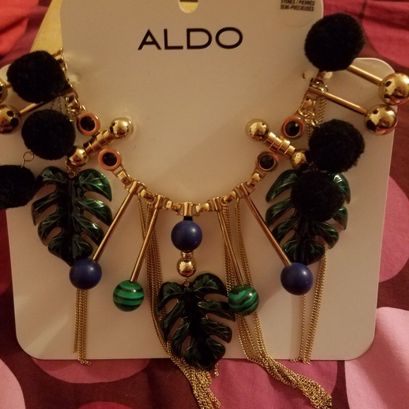 BNWT Gold toned Leafy Statement Necklace from Aldo - Picture 1 of 6